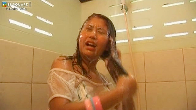 Tight-Pussy Cheerleader Erina Gets Fingered Hard & Wet