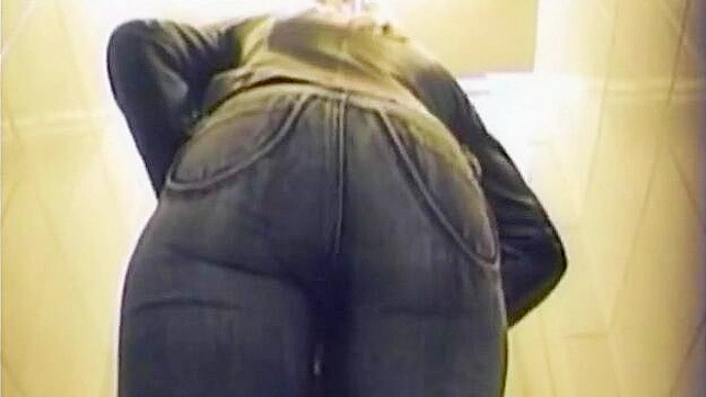 Sexy Diva Teasingly Pees Indoors While Flaunting Her Body