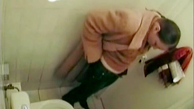 Sexy Diva Teasingly Pees Indoors While Flaunting Her Body