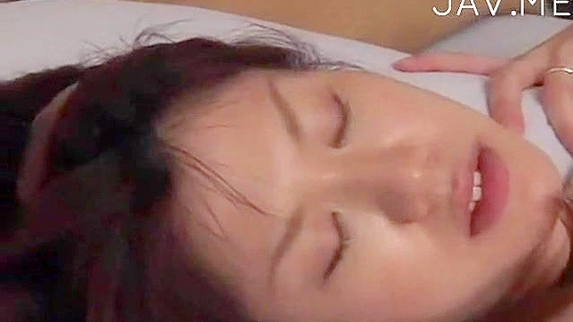 Solo Temptress Fingers Herself Deeply in Sexy Self-Pleasure Show