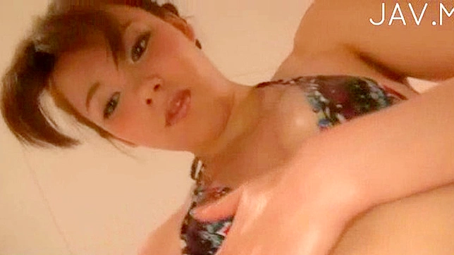 Perfect Curves Showcased by Luscious Babe During Shower