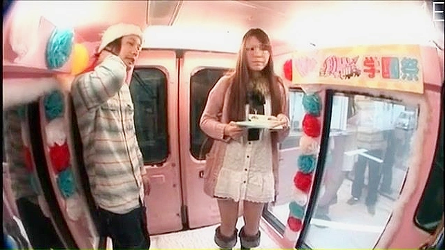 Sizzling Japanese Babe Shows Off Her Curvy Ass for Hot Action