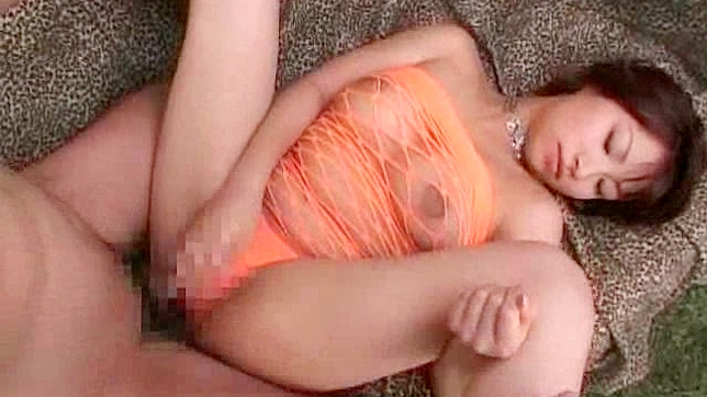 Japanese Chick Arouses Stud’s Magical Rod with Scorching Blowjob