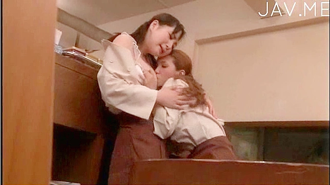 Hot Bimbos Seduce Strong Guy into Thrilling Trio Action