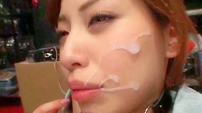 Passionate Japanese Babe Toys Her Cunt in Stockings Seductively