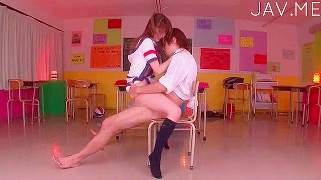 Japanese Babe Gets Pleasured by Vibrator Delightfully