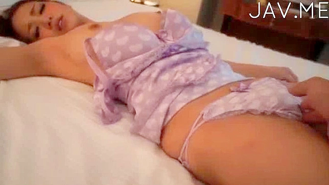 Sexy Booty Babe Gives Blowjobs To Two Big Dicks Then Gets Fucked Hard