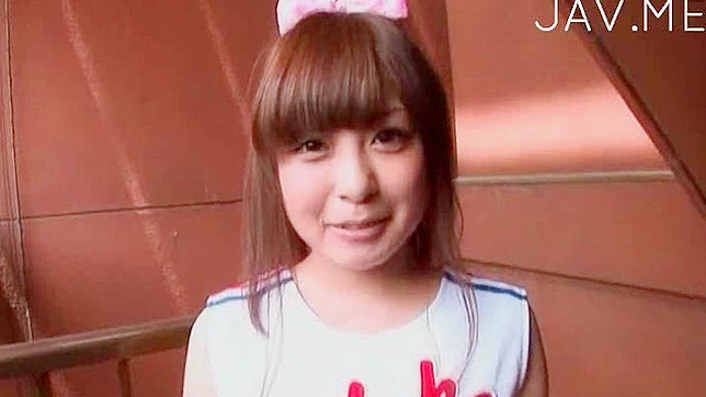 Seductive Cutie Gets Kinky Couch Cunnilingus Thrills