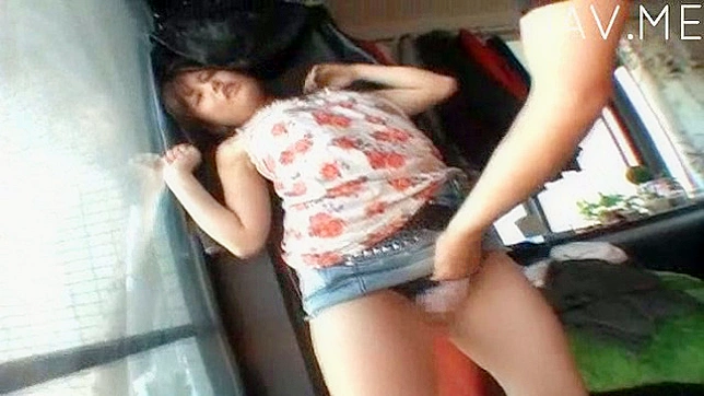 Teen 18+ Flexes Her Wet Vag in Solo Sex Showdown