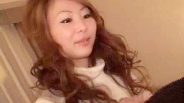 Sweetie Craves Huge Dong Stretching Her Tight Snatch Deeply