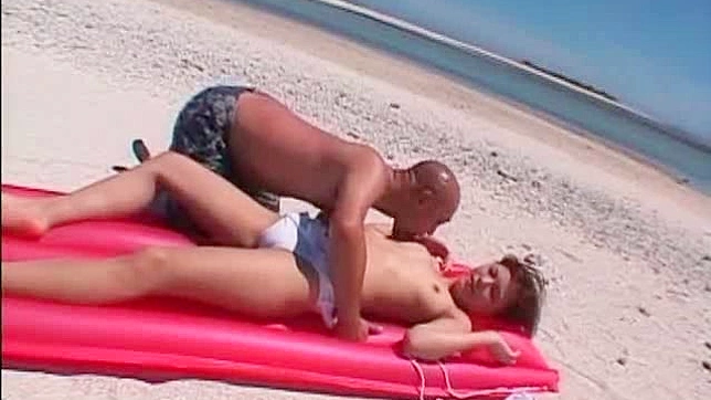 Curvy Beach Honey Shows Her Chunky Ass For Sexy Fun