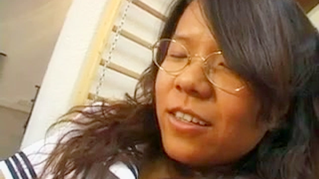 Sensual Babe Thrusts Giant Toy into Her Quivering Vagina Deeply