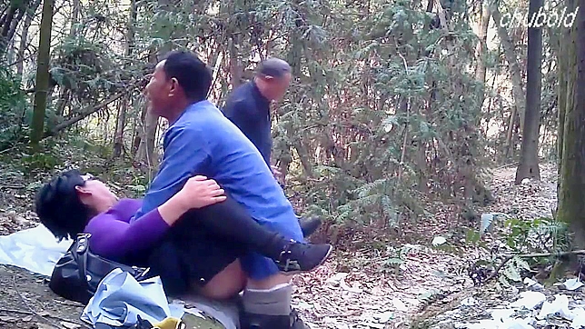 Sizzling Chinese Hooker Takes Two Cocks Outdoor For Cash