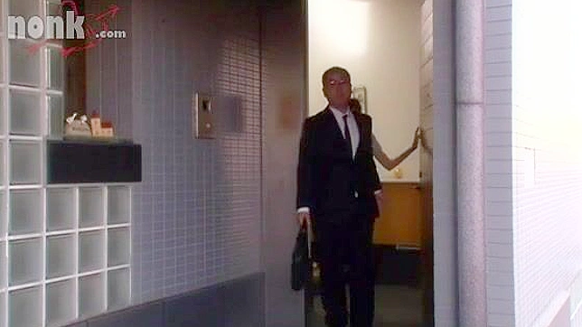 Seductive Asian MILF Tempts Youthful Delivery Guy Hotly