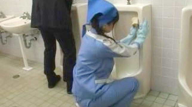 Japan Beauty Gives Amazing Toilet Blowjob Treatments