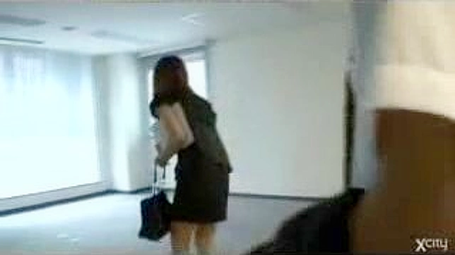 Oriental Businesswoman Rides Cock In Sinister Underworld Alleyway Secretly