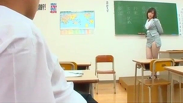 Seductive Japanese MILF Shows Off Her Perfect Ass