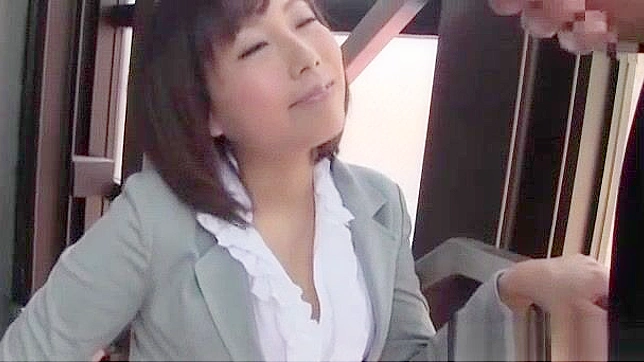 Seductive Japanese MILF Shows Off Her Perfect Ass