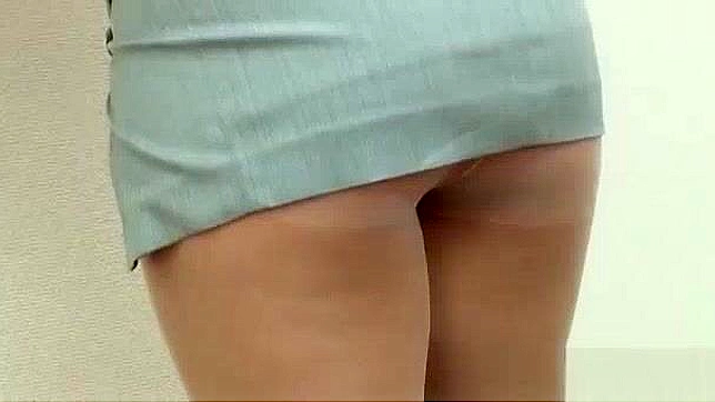 Seductive Japanese MILF Shows Off Her Perfect Ass