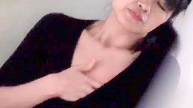 Seductive Japanese MILF Shows Her Balcony Orgasmus Tactics Live!