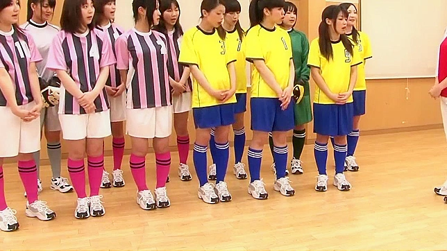 Short-Haired Japanese Beauty Fingers Her Wet Pussy for Fun