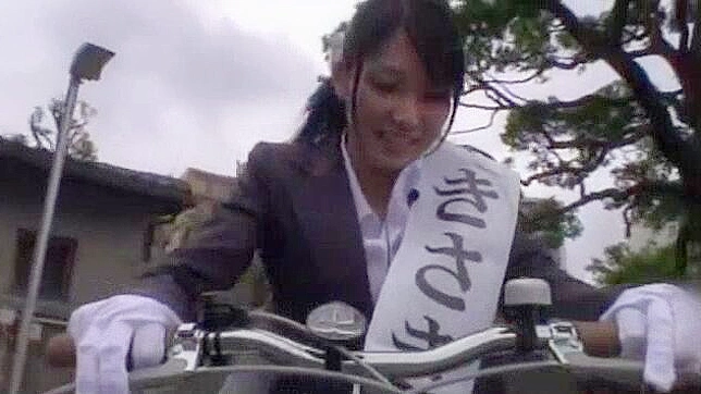 Sizzling Yua Sasaki Tempts Outdoors with Sexy Pansu Thrills