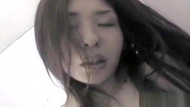 Sizzling Japanese Model Self-Pleasing in Explicit Onani Scene