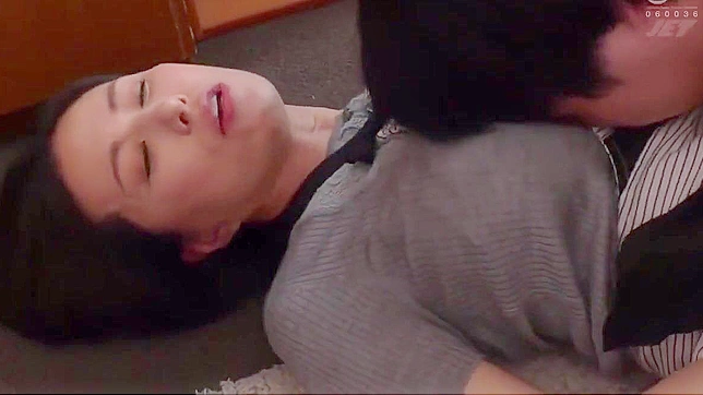 Seductive Step-MILF Tempts Younger Guy With Hot Blowjob & More Passionate Sex