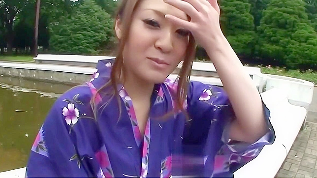 Sizzling Japanese Stunner Delivers Stunning Blowjob in Steamy Bath