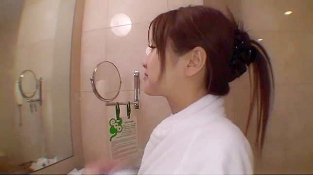 Seductive Yukari Shirakawa Teases in Voluptuous Body Scene