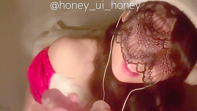 Sultry Siren Delights Solo in Wet Self-Pleasure Showdown