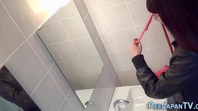 Luscious Japanese Girls Peeing Publicly In Steamy Baths