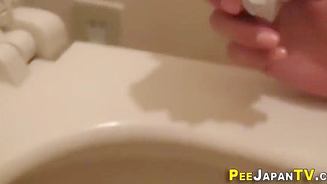 Sizzling Japanese Beauty Pees - Unmissable Wet Scene Arousal