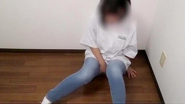 Gorgeous Japanese Girl 18+ Half-Out Jeans Self-Pleasure Showdown
