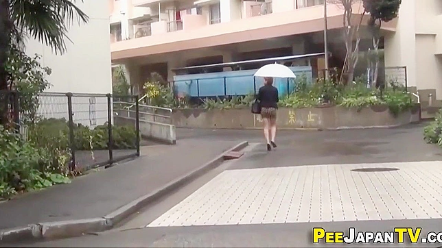 Heels & Peeing Japanese Babe Tempts You On The Streets