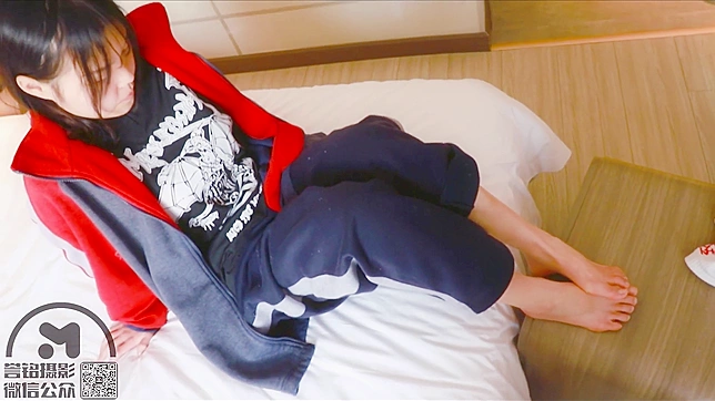 Japanese Enchantress Reveals Her Seductive Feet In White Socks Playfully