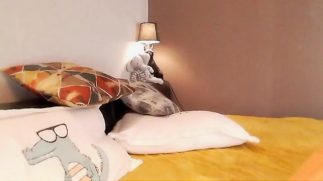 Lean & Luscious Asian Beauty Shows Her Skills Live On Camera
