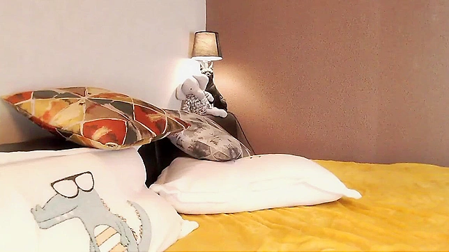 Lean & Luscious Asian Beauty Shows Her Skills Live On Camera