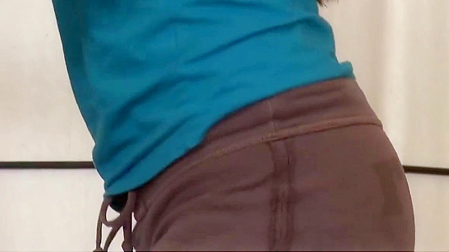 Petite Beauty Shows Off Tight Body With Hot Dildo Action