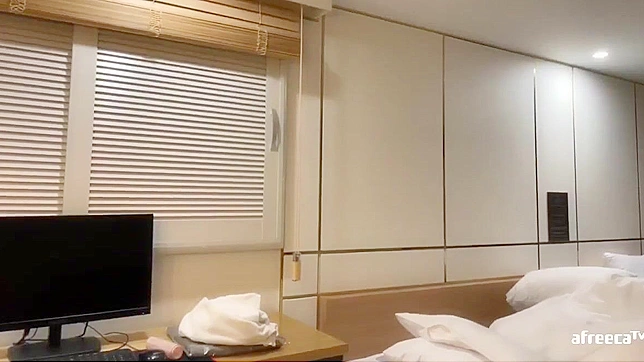 Lustful Japanese Teen 18+ Masturbates Live for Your Pleasure Show
