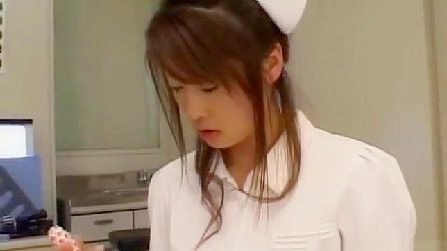 Sizzling Japanese Babe Toys Herself To Earth-Shattering Climax