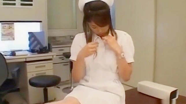 Sizzling Japanese Babe Toys Herself To Earth-Shattering Climax