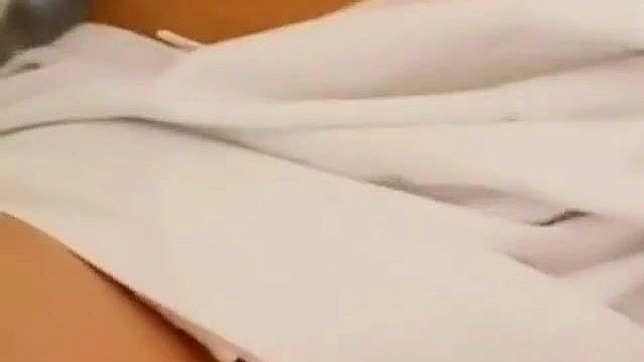 Sizzling Japanese Babe Toys Herself To Earth-Shattering Climax