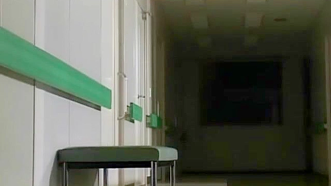 Sizzling Japanese Babe Toys Herself To Earth-Shattering Climax