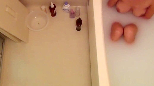 Sensual Asian Beauty Enjoys Her Own Wet Dreams In Hot Bath水中湿梦。