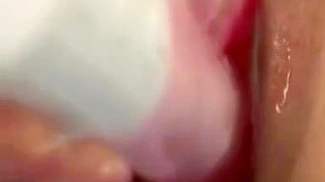 Seductive Solo Star Gives An Irresistible Erotic Performance