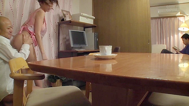 Sultry Housewife In Apron Gives Blow Job & Fucks Hard