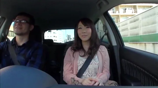 Hot Japanese bombshell deepthroats her lover?s cock in a car 2