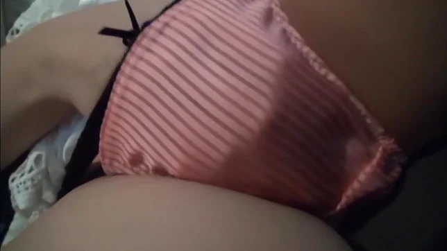 Teen amateur Kokoro Haiya masturbates inside a car 3