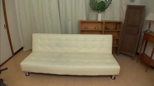 Amateur babe pleasure a huge meaty pole.